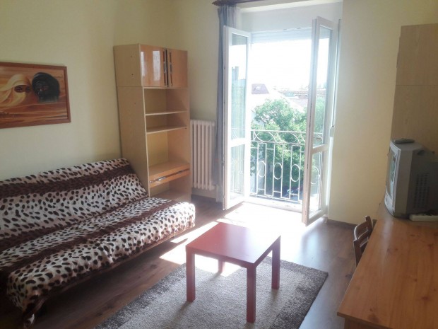 �jpesten a Metr�hoz �s a Dun�hoz k�zel lak�s elad�