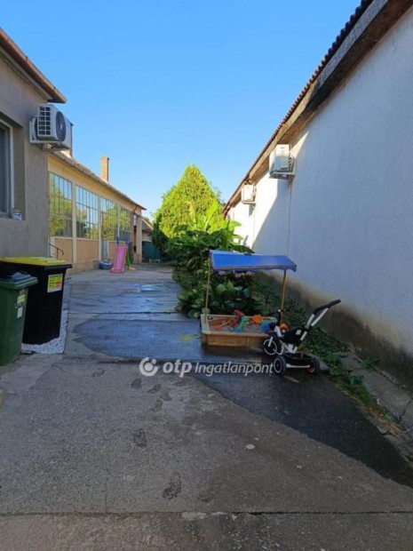 �jpetrei elad� 200 nm-es h�z