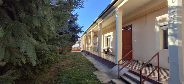 �jpetr�n  4 szob�s torn�cos paraszth�z elad�