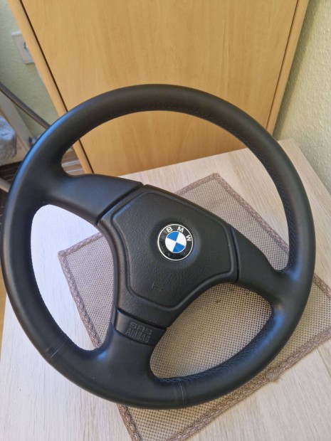 Újrabőrözött BMW kormány