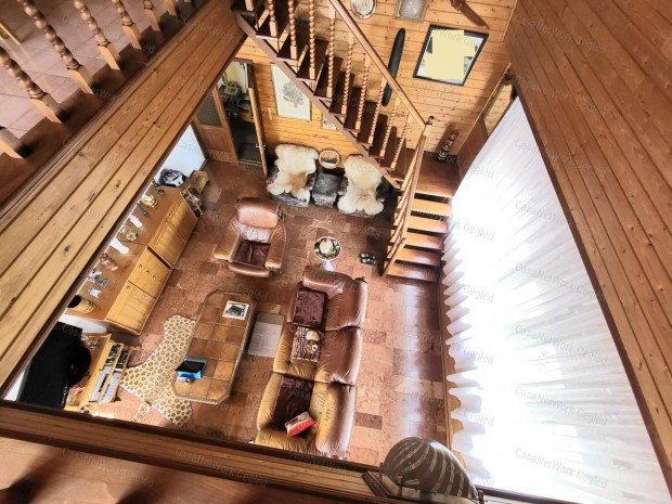 �jsz�sz k�zpontj�ban kiv�l� helyen remek csal�di h�z elad�!