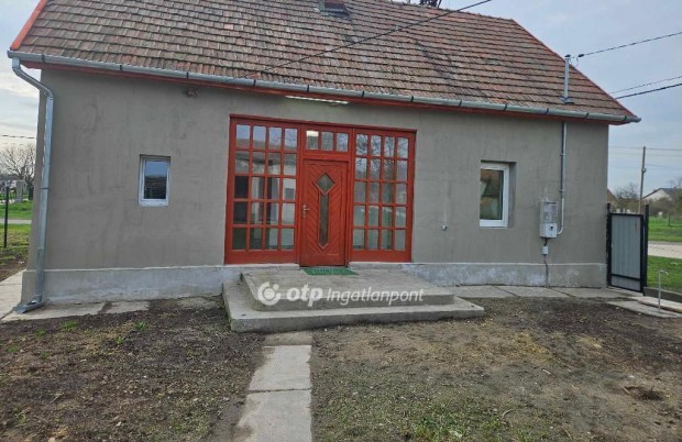 Újszászi 59 nm-es ház eladó