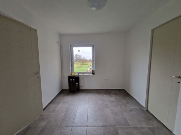 �jsz�szi egy szob�s fel�j�tott csal�di h�z elad�