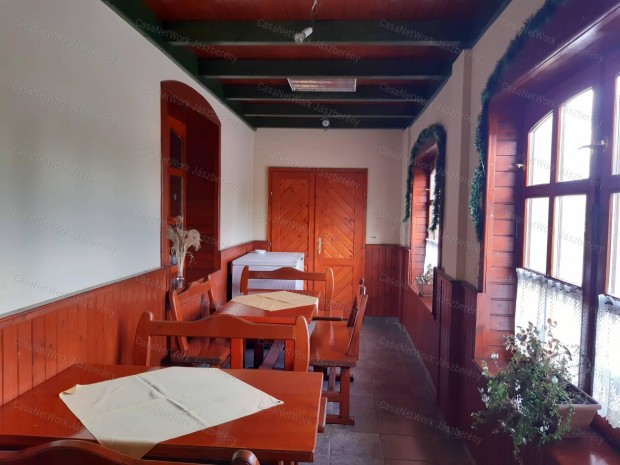 Újszászon 1608 nm-es telken, 243 m2-es vendéglátóipari egység eladó