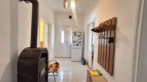 �jsz�szon elad� 100m2 es 3 szob�s k�d�r kocka t�pus� h�z