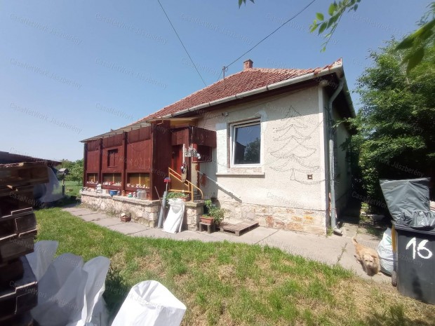 �jsz�szon elad� egy 104 nm-es 2 szob�s r�szben fel�j�tott csal�di h�z