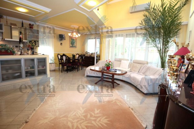 �jszegeden, k�tszintes Ikerh�z, saj�t kerttel Elad�!