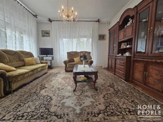 �jszentiv�non, 2 szintes csal�di h�z elad�!