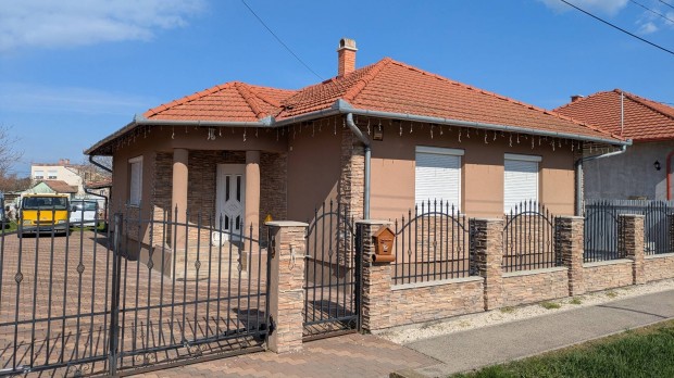 �jszer� 115 nm h�z elad� �jsz�sz kisv�rosban 