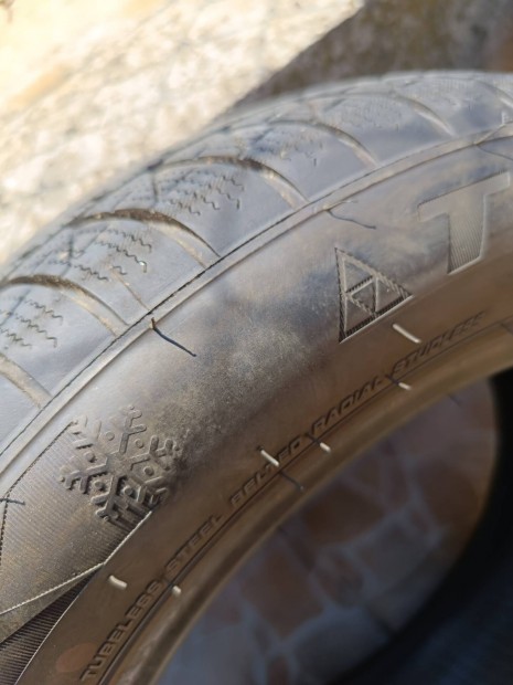 Újszerű 185/60 R 15 Triangle, Firestone téli gumiabroncs