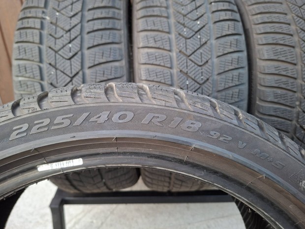 Újszerű 225/40 R18 Pirelli Téli gumi garnitúra. 225/40/18