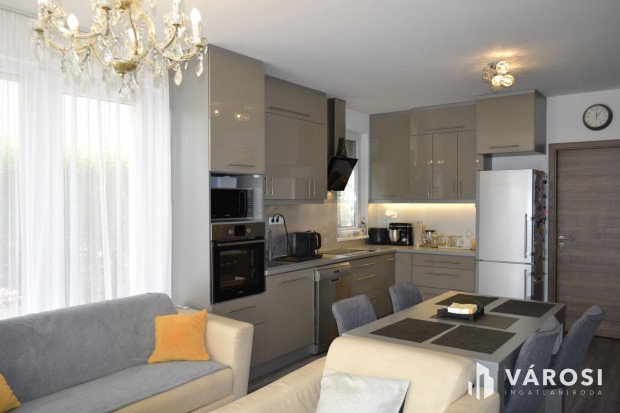 �jszer� 2+4 szob�s f�ldszinti kertkapcsolatos Balatonf�reden