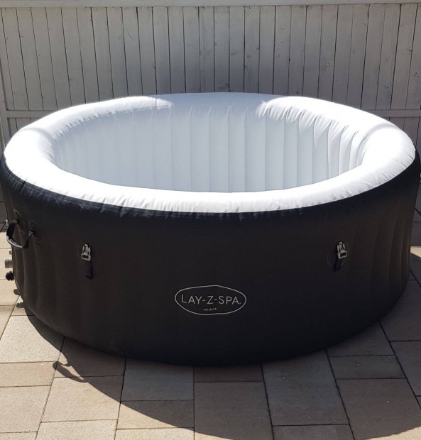 Újszerű 4 fős mobil pezsgőfürdős jakuzzi Bp.-en 145 eFt