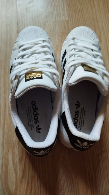 Újszerű Adidas Original Superstar 39,5-es, dobozában
