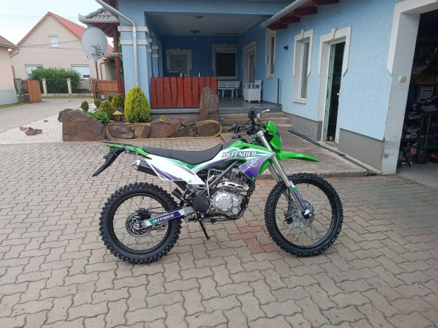Újszerű Defender 250cc dirt bike / enduro motor eladó!