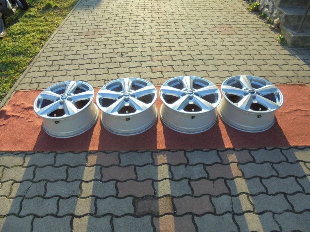 Újszerű Ford 5 x 108-as szenzoros gyári alufelni eladó