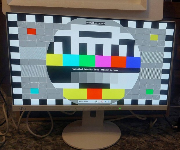 jszer Fujitsu fehr IPS monitor B24-9 TE dobozban vezetkekkel