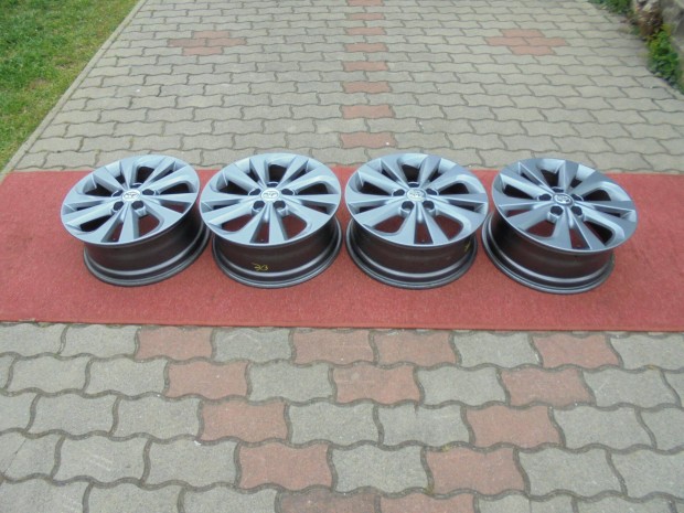Újszerű Gyári 5 x 114.3-as Auris alufelni eladó