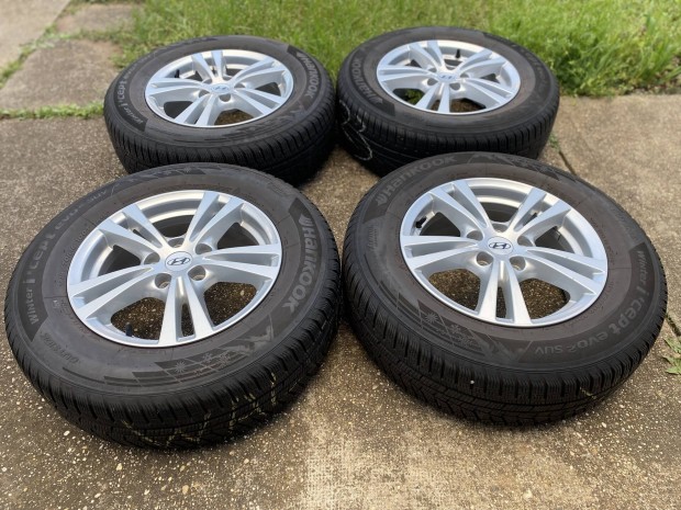 Újszerű Hyundai Tucson gyári 16"-os alufelni 215/70R16 téli