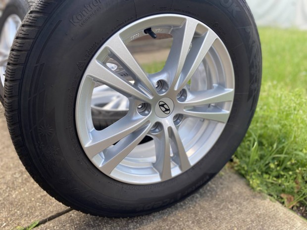 Újszerű Hyundai Tucson gyári 16"-os alufelni szett 215/70R16 téli