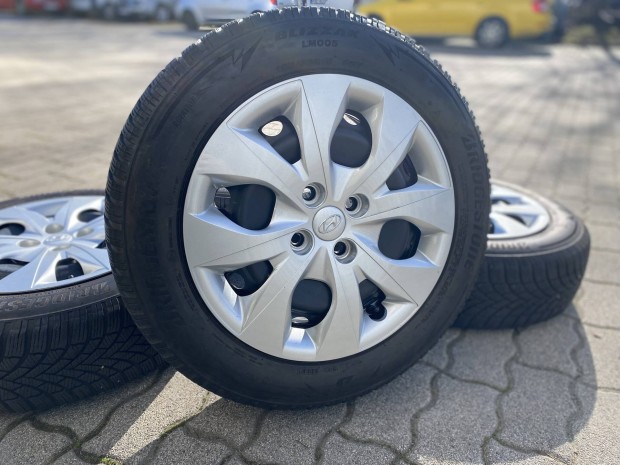 �jszer� Hyundai i20 gy�ri 15"-os lemezfelni szett 185/65R15 Tpms 