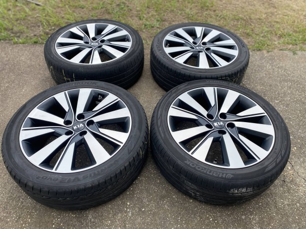 Újszerű Kia Sportage 19"-os gyári felni 245/45R19 nyári gumikkal