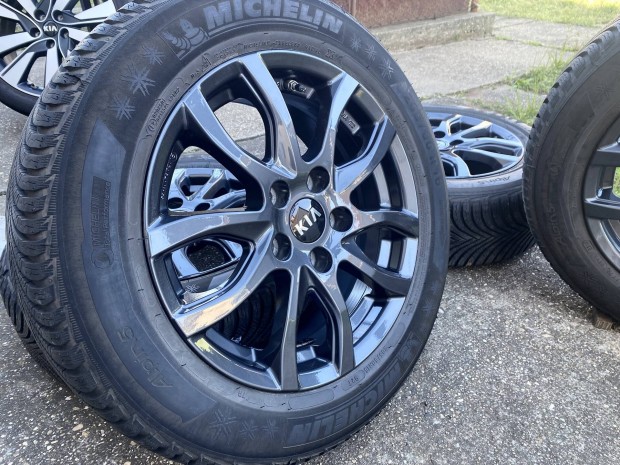 Újszerű Kia gyári 16"-os alufelni szett 205/60R16 téli gumikkal