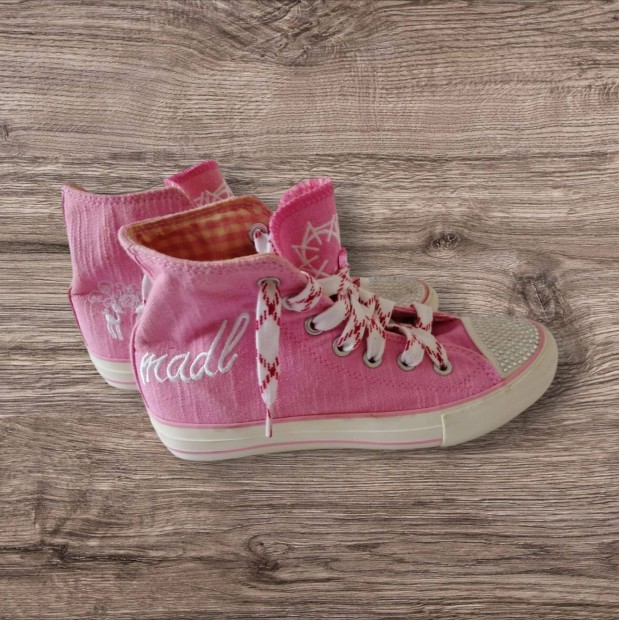 Újszerű Krüger Madl meseszép hímzett cipő 37-es bth 23.5 cm