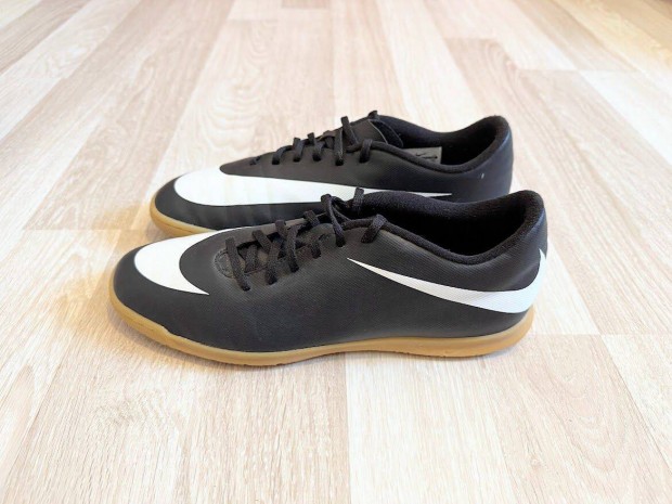 Újszerű Nike Bravata teremcipő 46 -os