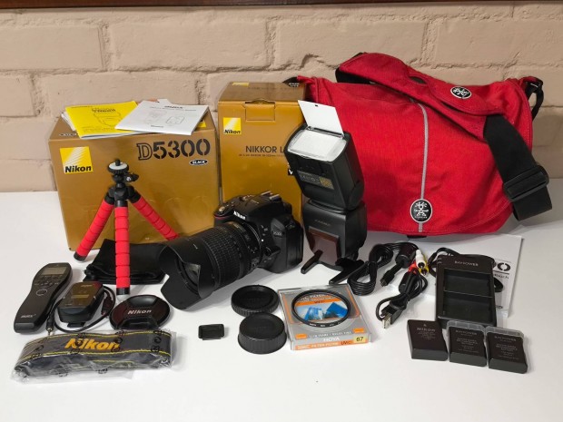 Újszerű Nikon D5300 + AF-S 18-105mm VR objektív + táska + vaku +kioldó