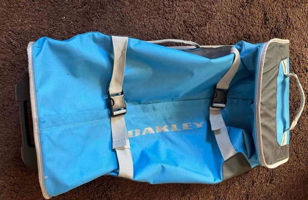 Újszerű Oakley utazótáska 97 l -es eladó