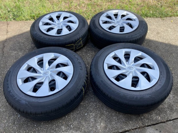 Újszerű Toyota Yaris Cross gyári 16"-os kerék szett nyári gumikkal