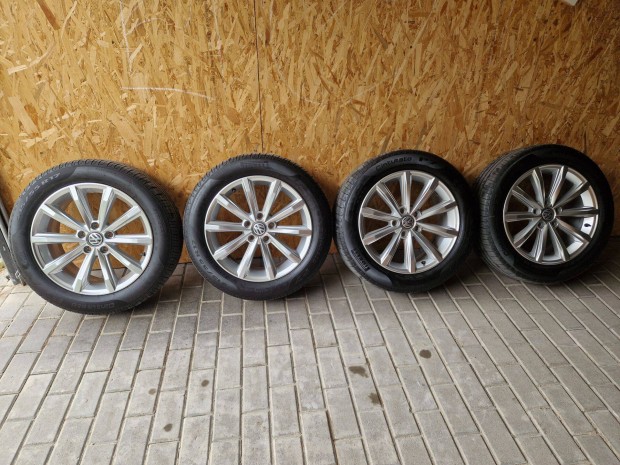 Újszerű VW 17" gyári alufelni szett Pirelli Cinturato nyári gumival
