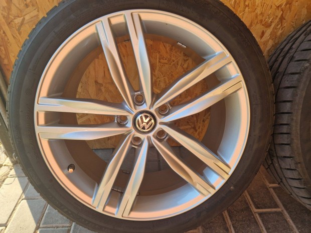 Újszerű VW Passat alufelni szett defekttűrő nyárigumival