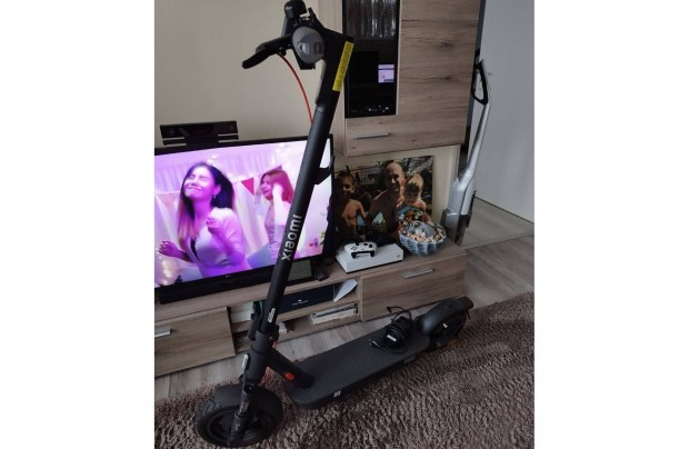 �jszer� Xiaomi 5 Elektromos Roller Kev�s km-el!