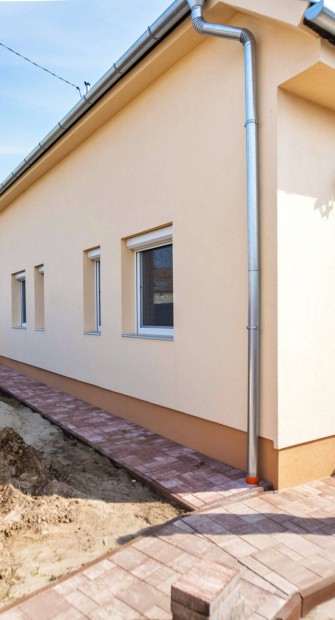 �jszer�, Azonnal K�lt�zhet� Csal�di H�z Elad�