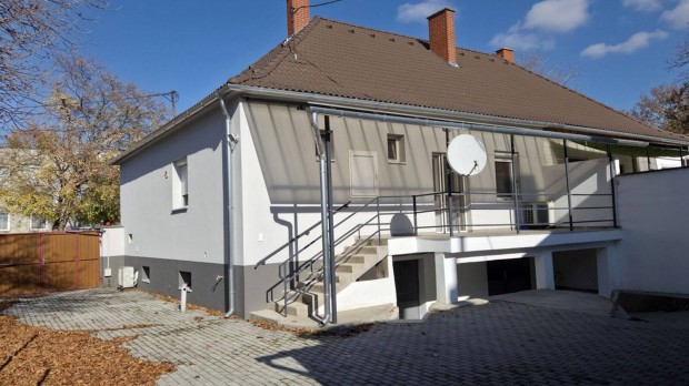 �jszer�, b�torozott csal�di h�z nagy mell�k�p�lettel!