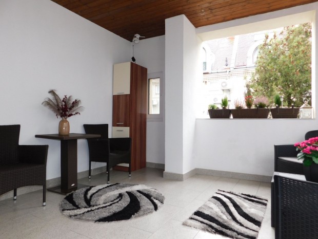 �jszer�, f�ldszinti lak�s elad�!