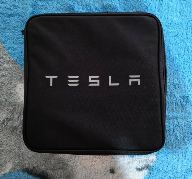 Újszerű, keveset használt Tesla umc2-es otthoni töltő.