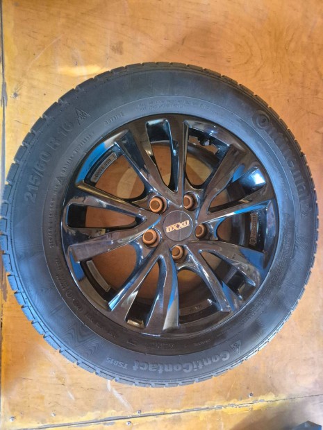 Újszerű, néhány 100 km futott 215/60 R16 téligumi oxxo felnin eladó