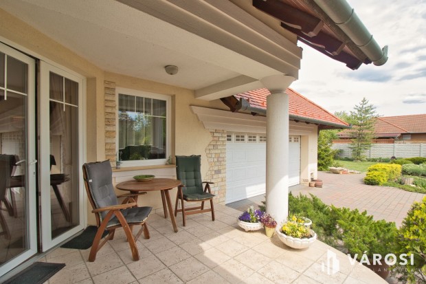 �jszer� csal�di h�z, dupla gar�zzsal, gy�ny�r� udvarral