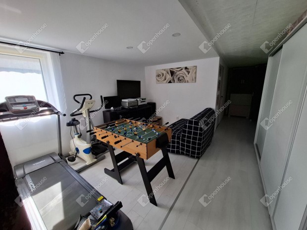 �jszer� csal�di h�z elad�