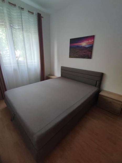 Újszerű franciaágy eladó