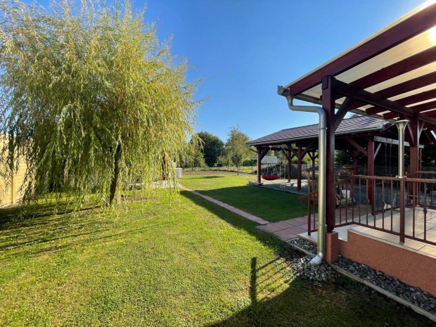 �jszer� ig�nyes, k�t lak�sos, csal�di h�z