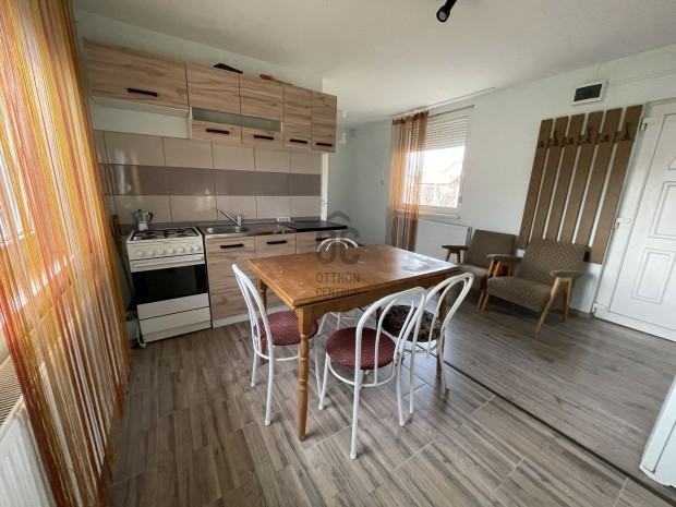 �jszer� ingatlan elad� a Bicz�-Istv�n kertben