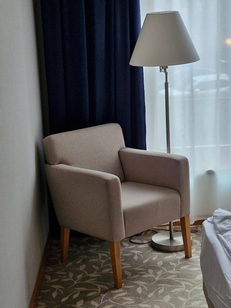 �jszer� massz�v b�kkfa fotelek, l�mp�k,b�kkfsz�kek elad�k t�red�k �ron