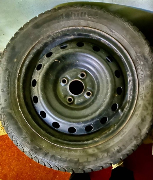 Ujszeru teligumik felnire szerelve