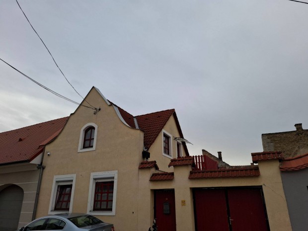 �jv�ros Csendes R�sz�n T�bb Gener�ci�s Csal�di H�z Elad�!