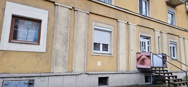 �jv�rosban kis lak�s elad�