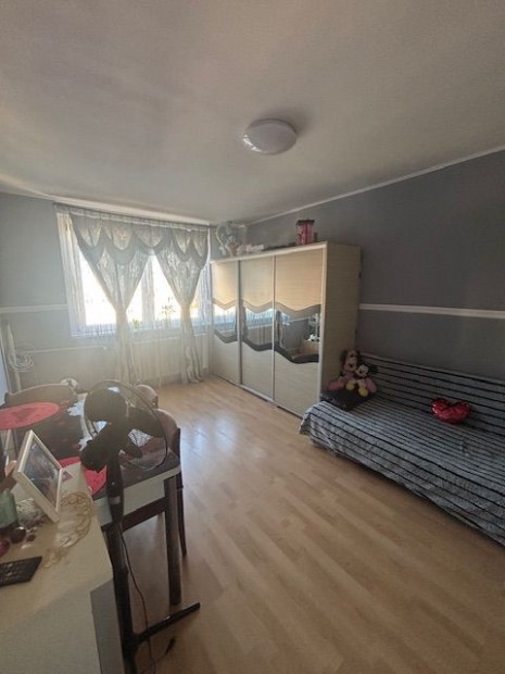 �jv�rosban m�sf�l szob�s lak�s elad�!